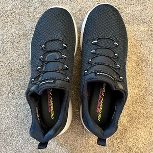 Sketchers Size 7 Memory Foam Sneakers